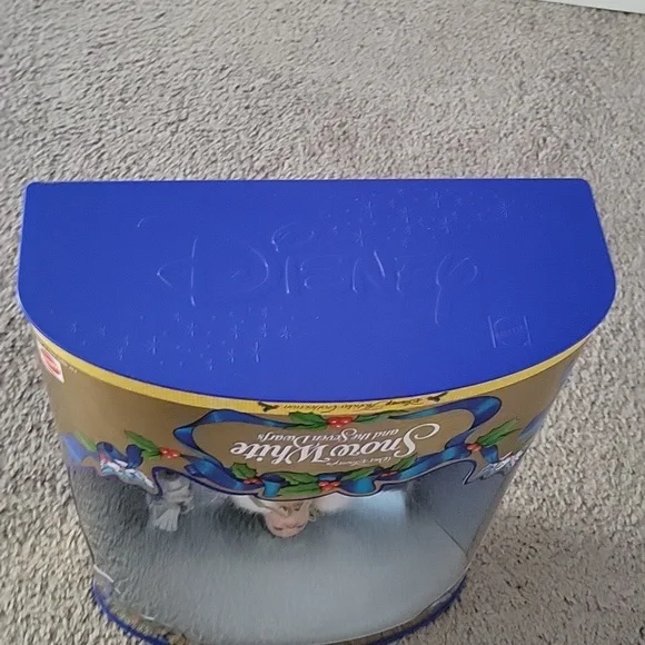 Holiday Disney Snow White Barbie - Picture 7 of 9